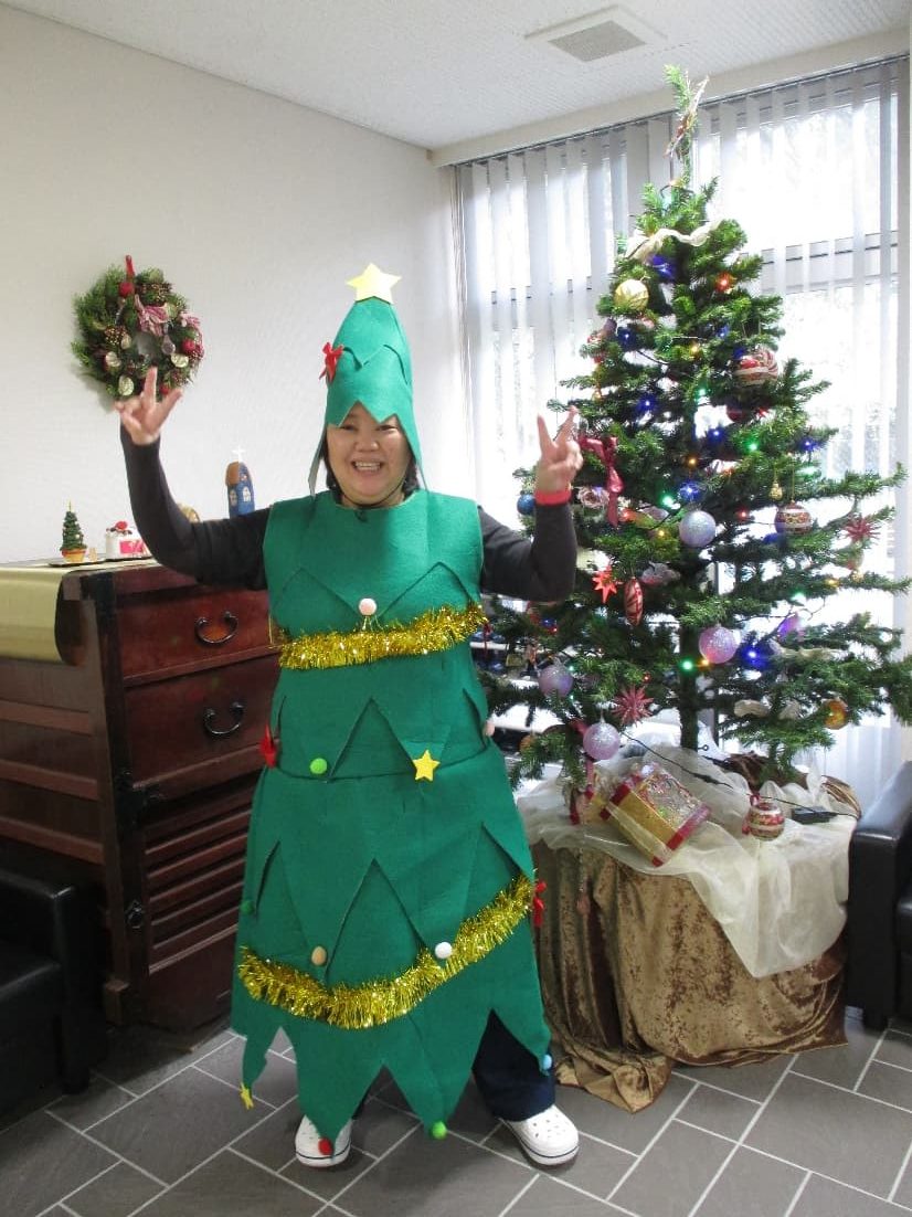 オレンジ学園の玄関にクリスマスツリーが2本並びました。